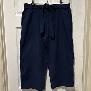 Liz Claiborne Blue Linen Blend, Belted Crops. Medium
